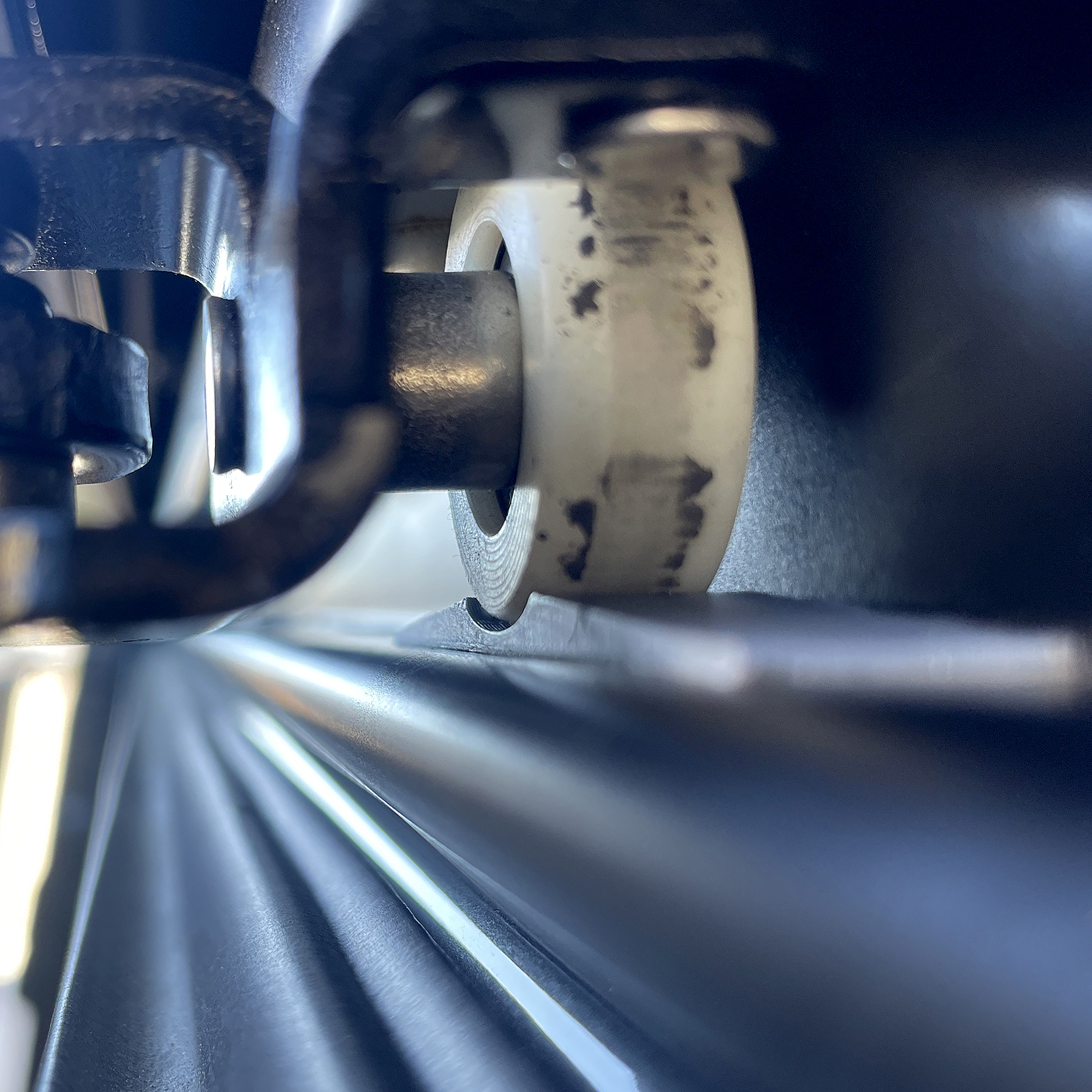 Sliding door stopper made of carbon - Image 2